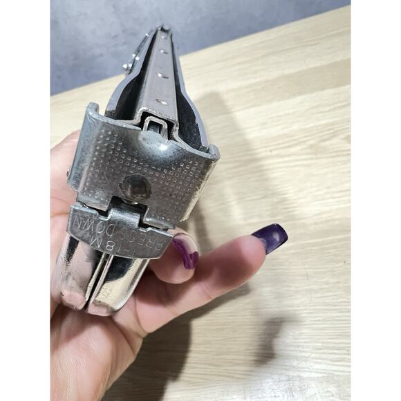 ARROW Low Voltage Wire Fastener T-18 Hand Stapler Staple Gun - USA Made - Picture 7 of 9